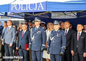 Policjanci, funkcjonariusze i inne osoby podczas obchodów Święta Policji.