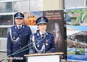 Policjantka przemawia podczas uroczystości Święta Policji.