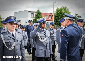 Wręczenie awansów policjantom podczas obchodów Święta Policji.