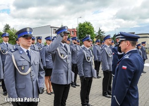 Wręczenie awansów policjantom podczas obchodów Święta Policji.