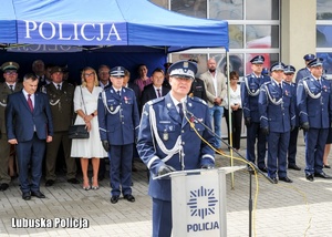 Komendant Wojewódzki Policji przemawia do zgromadzonych policjantów.