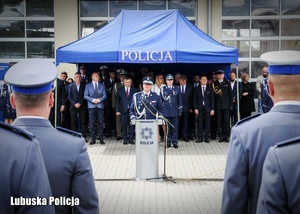 Komendant Wojewódzki Policji przemawia do policjantów.