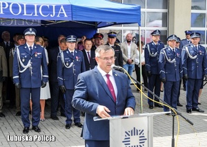 Mężczyzna przemawia do policjantów.