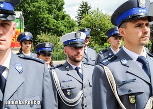 Policjanci stojący w szeregu.