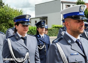 Policjanci stojący w szeregu.