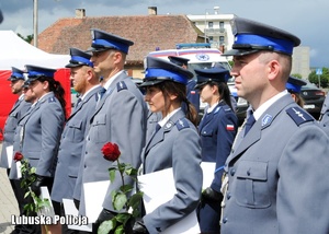 Policjanci stojący w szeregu.