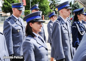 Policjanci stojący w szeregu.