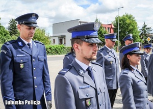 Policjanci stojący w szeregu.