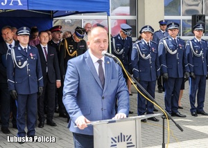 Mężczyzna przemawia do zgromadzonych policjantów.