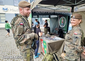 Żołnierze na stoisku profilaktycznym.