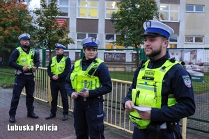 Policjanci stoją przed szkołą