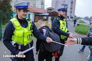 Policjanci rozdają odblaski