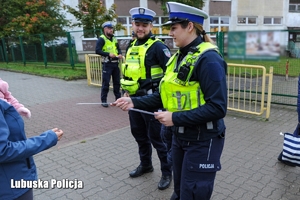 Policjanci rozdają odblaski