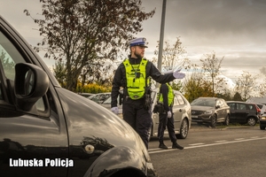 policjanci na drodze w rejonie cmentarza