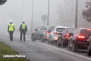 policjanci na drodze w rejonie cmentarza