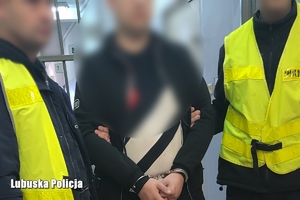 Policjanci z zatrzymanym mężczyzną