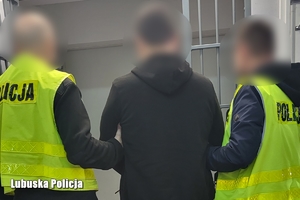 Policjanci z zatrzymanym mężczyzną