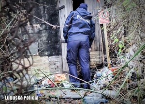 Policjantka podczas sprawdzania miejsc przebywania osób bezdomnych.