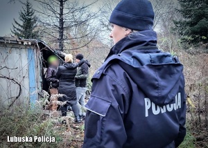 Policjantka podczas sprawdzania miejsc, gdzie mogą przebywać osoby bezdomne.