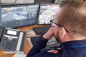 Policjant patrzy na monitor