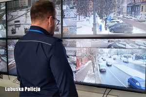 Policjant patrzy na monitoring