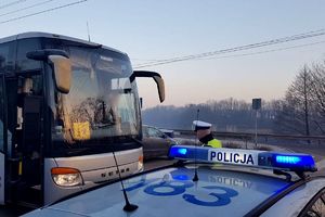 Policjant, autobus i radiowóz