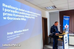 Stojący policjant za mównicą