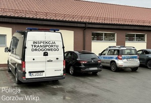 pojazd Inspekcji Transportu Drogowego, radiowóz policyjny, czarne auto osobowe