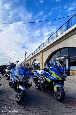 motocykle
radiowóz policyjny
motocykl policyjny 
policjant