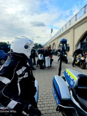 motocykle
radiowóz policyjny
motocykl policyjny 
policjant