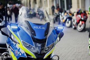 motocykle
radiowóz policyjny
motocykl policyjny 
policjant