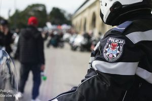 motocykle
radiowóz policyjny
motocykl policyjny 
policjant