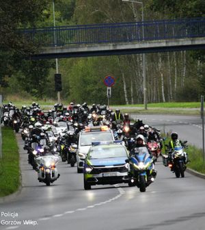 motocykle
radiowóz policyjny
motocykl policyjny 
policjant