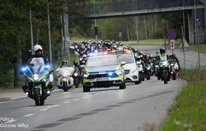 motocykle
radiowóz policyjny
motocykl policyjny 
policjant