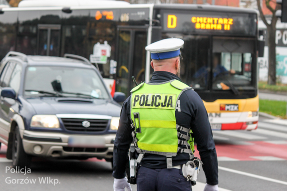 Działania policjantów w trosce o bezpieczeństwo osób odwiedzających groby