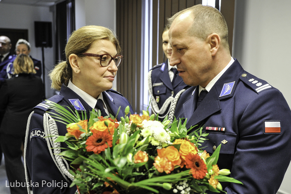 Pożegnanie z mundurem inspektora Wiesława Wideckiego. Podinspektor Izabela Cul pełniącą obowiązki Komendanta Miejskiego Policji