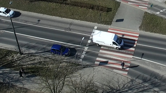 Niebezpieczne manewry na przejściu dla pieszych. Policyjne działania z dronem