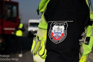 policjant ruchu drogowego na drodze bada trzeźwość kierującego pojazdem