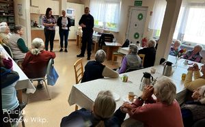 dzielnicowy rozmawia z seniorami