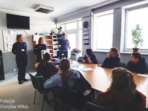 policjanci rozmawiają z uczniami w sali