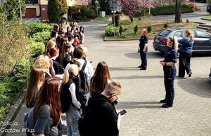 policjantki rozmawiają z uczniami