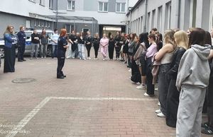 policjantki rozmawiają z uczniami