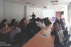 policjantki rozmawiają z uczniami