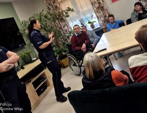 policjanci rozmawiają z uczestnikami spotkania