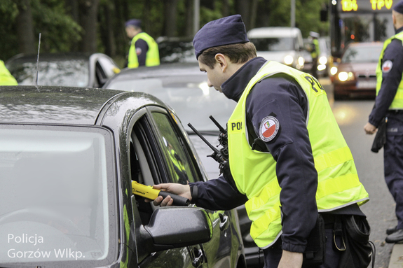 Nietrzeźwi dalej nie jadą. Policjanci kontrolują kierowców