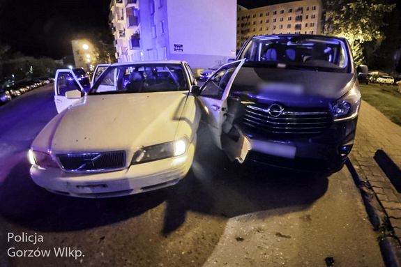 Uciekał przed patrolem, rozbił kilka aut. Nietrzeźwy kierowca zatrzymany