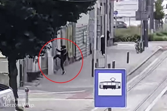 Wybił szybę, ukradł towar. Zatrzymany krótko po zdarzeniu