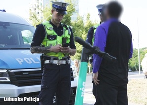 policjanci kontrolują użytkownika hulajnogi