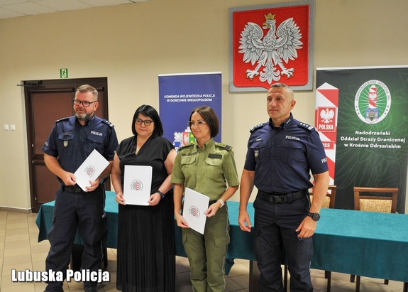 POLICJANCI PODCZAS PODPISANIA POROZUMIENIA