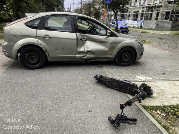 Użytkownik hulajnogi w szpitalu po zderzeniu z autem. Policjanci przypominają o zasadach bezpieczeństwa